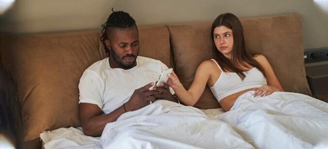 Keseringan main HP sebelum tidur dapat membawa dampak negatif yang signifikan pada hubungan dengan pasangan.