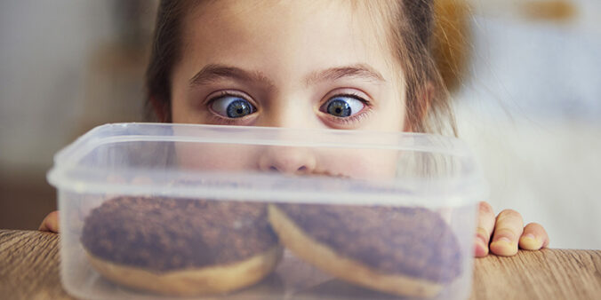 empat cara membatasi anak untuk mengomsumsi makanan manis yang mengandung gula secara berlebihan dengan buat cemilan sehat sendiri.