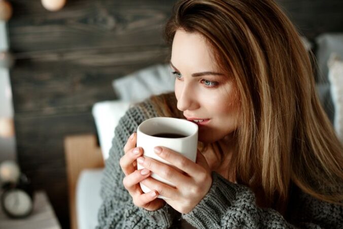 Resiko minum kopi di pagi hari meningkatkan kewaspadaan, konsentrasi, dan mood, serta mengandung antioksidan penting untuk kesehatan.