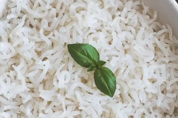 Risiko Nasi porang semakin populer sebagai alternatif sehat untuk diet. Artikel ini mengulas manfaat dan risiko konsumsi nasi porang.