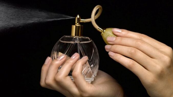 Menggunakan parfum agar dapat menikmati aroma favorit mereka tanpa mengganggu orang di sekitar tentu menjadi pilihan yang tepat.
