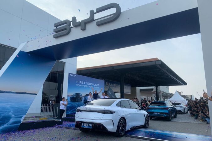 Pencapaian BYD Mengirim 1.000 unit mobil listrik kepada konsumen mereka, menyoroti dampak positif terhadap lingkungan teknologi.