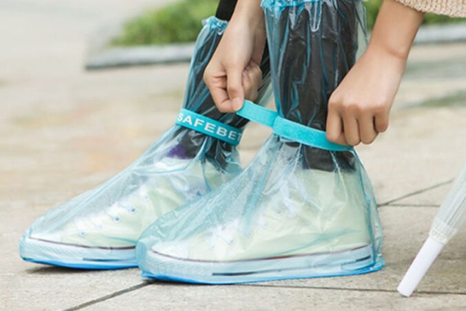 Pentingnya menggunakan cover sepatu anti air saat berkendaraan, demi kenyamanan dan ke amanan di musim hujan.