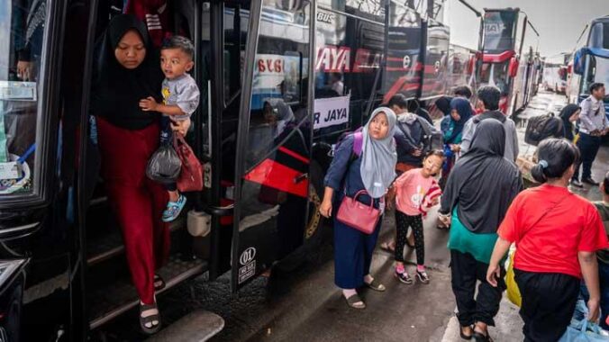 Mengapa Turun dari Bus Harus Kaki Kiri Dulu?